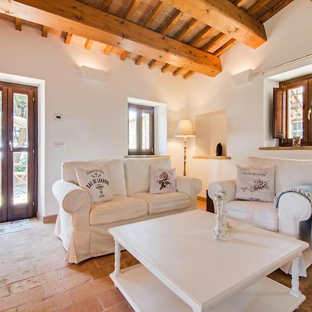 Stunning Apartment In Mombaroccio Near Metauro River Kültér fotó