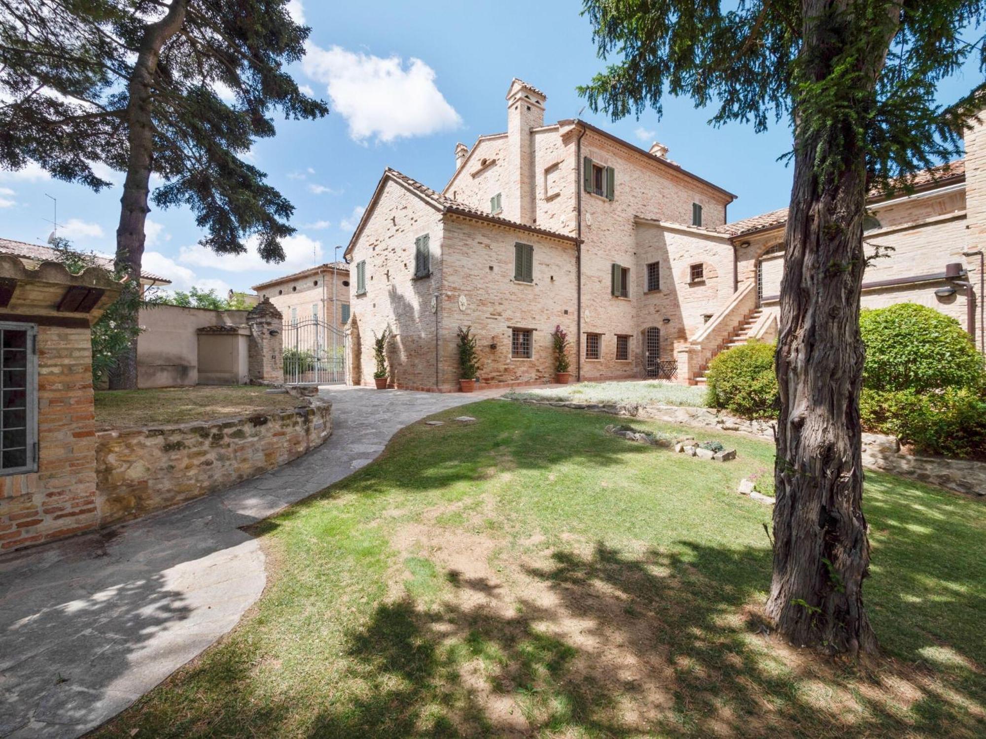 Stunning Apartment In Mombaroccio Near Metauro River Kültér fotó